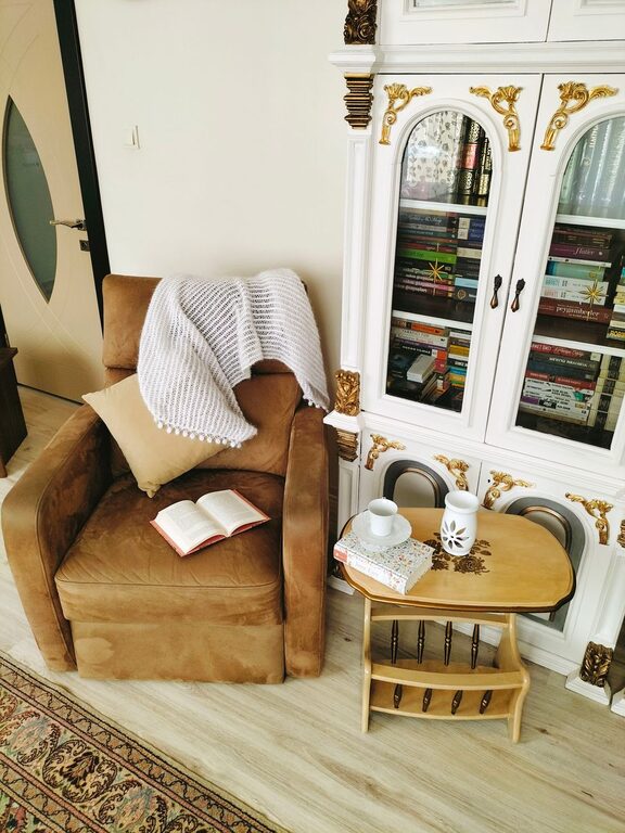 Tips for Creating a Cozy and Inviting Reading Nook in Your Home